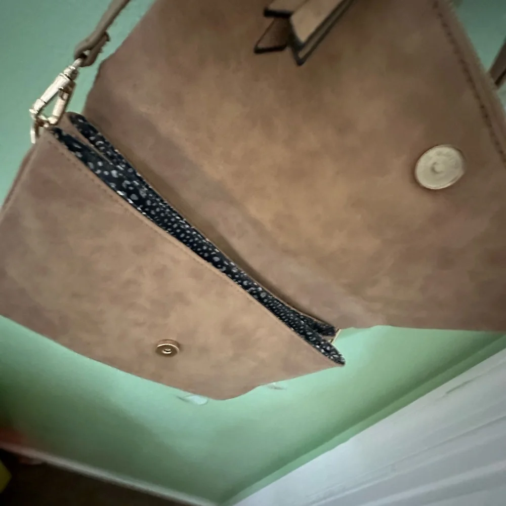 Elegant Tan Crossbody Bag - Picture 3 of 4